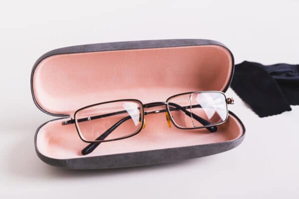 W etui leżą uszkodzone okulary korekcyjne.