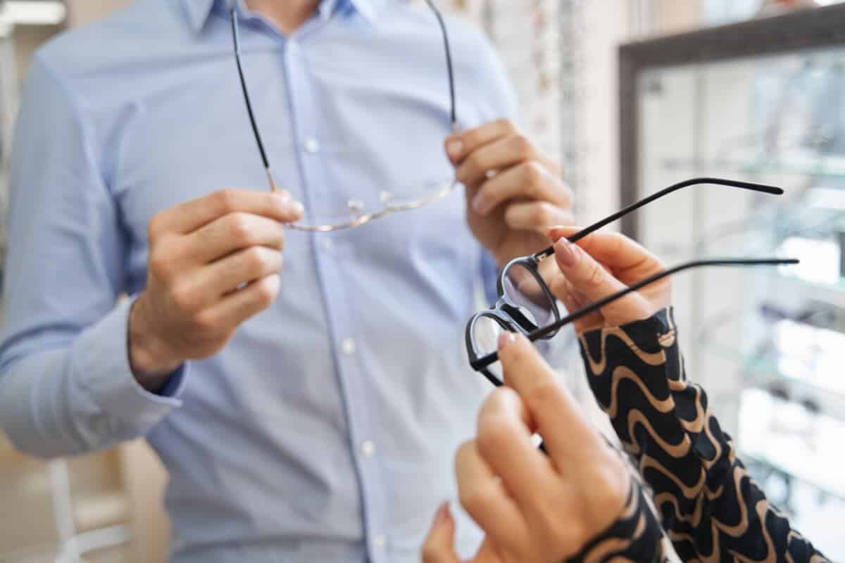 Klient i doradca mierzą okulary u optyka NFZ.