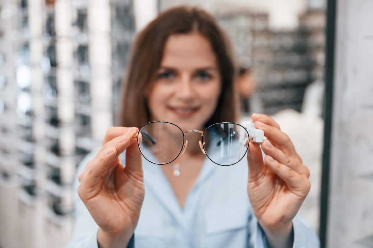 Kobieta prezentuje szkła progresywne w okularach.
