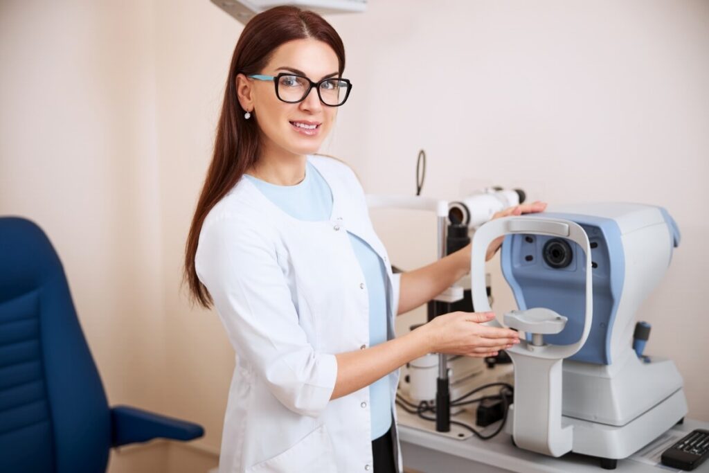 Okulistka przygotowuje sprzęt do badania wzroku.