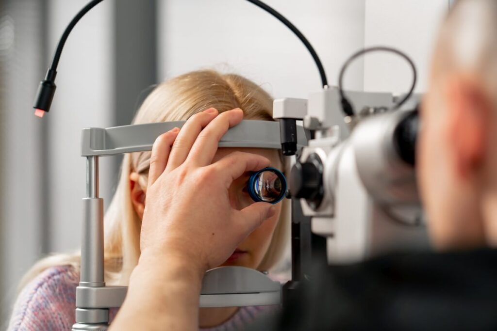 Osoba przechodzi badanie wzroku u optometrysty za pomocą specjalistycznego sprzętu.