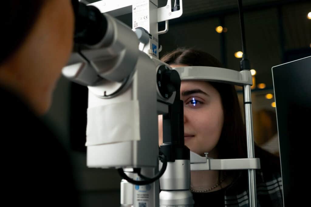 Kobieta podczas badania wzroku u optometrysty.