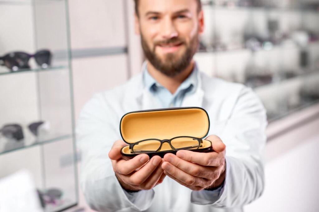 Optometrysta prezentuje etui z okularami, które mają soczewki do okularów.