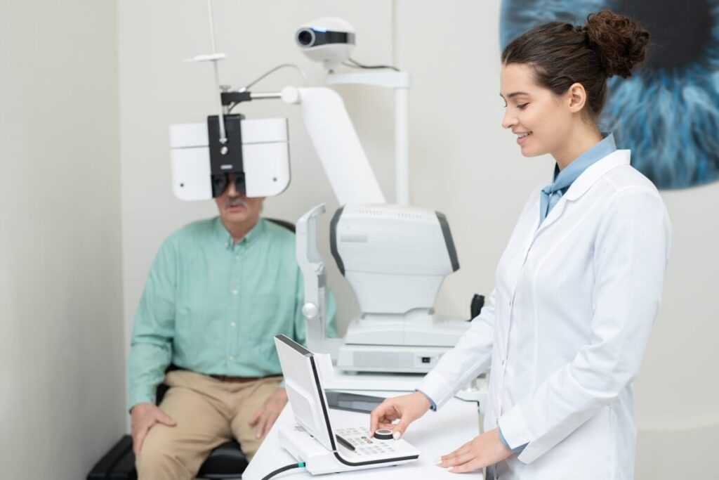 Optometrysta wykonuje badanie wzroku pacjenta przy użyciu specjalistycznego sprzętu.