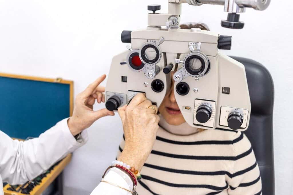 Badanie wzroku u optometrysty dobiera korekcję do realnych zadań, ocenia akomodację i współpracę oczu oraz weryfikuje tolerancję i komfort widzenia.