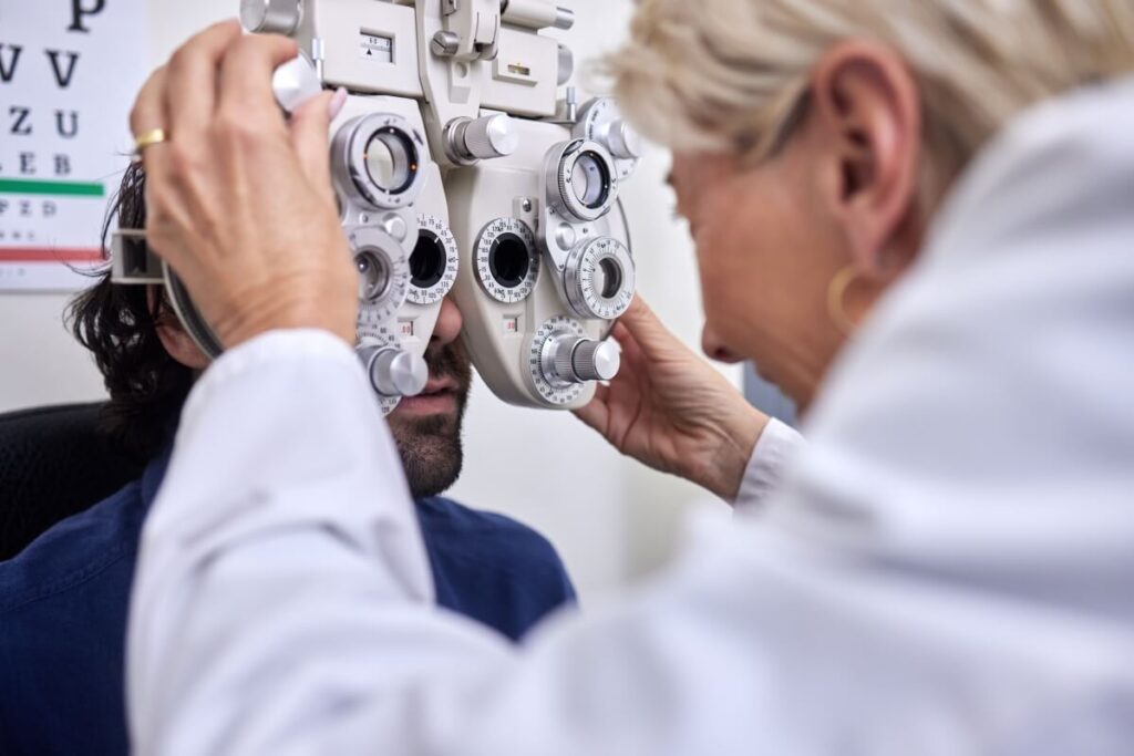 Badanie wzroku u optometrysty to skuteczny przesiew: ocenia wady refrakcji i funkcje widzenia, a nieprawidłowości kieruje do okulisty.